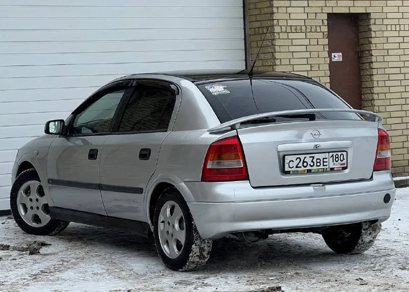Продаю автомобиль opel astra g в превосходном состоянии! год выпуска 1999.он был привезён из германии 2017 году, и его родной пробег составляет 260 тысяч километров. птс оригинал, кузов не участвовал в дтп и полностью оцинкован. автомобиль полностью обслужен и не требует дополнительных вложений в ближайшее время. недавно было проведено полное техническое обслуживание с заменой грм, помпы, масла, фильтров и свечей. геометрия кузова идеальна, а система безопасности находится в полном порядке — такие автомобили можно встретить нечасто. двигатель объёмом 1,6 литра работает как часы — тихо и без расхода масла. механическая коробка передач переключается мягко и легко, а ходовая часть не издаёт никаких стуков, новая зимняя резина. в комплектацию входят кондиционер, который заправлен и исправно функционирует, электрические стеклоподъёмники, подогрев сидений, бортовой компьютер, гидроусилитель руля, подушки безопасности airbag, abs, и заводская сигнализация. к 📲 tg: @svidchenko555 📞 звоните: +7(949)4355183 - фотография - 3