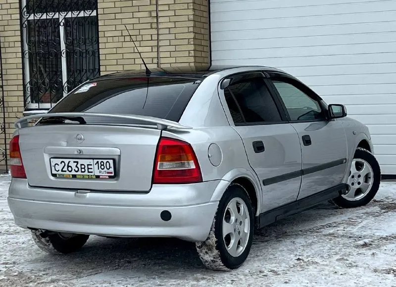 Продаю автомобиль opel astra g в превосходном состоянии! год выпуска 1999.он был привезён из германии 2017 году, и его родной пробег составляет 260 тысяч километров. птс оригинал, кузов не участвовал в дтп и полностью оцинкован. автомобиль полностью обслужен и не требует дополнительных вложений в ближайшее время. недавно было проведено полное техническое обслуживание с заменой грм, помпы, масла, фильтров и свечей. геометрия кузова идеальна, а система безопасности находится в полном порядке — такие автомобили можно встретить нечасто. двигатель объёмом 1,6 литра работает как часы — тихо и без расхода масла. механическая коробка передач переключается мягко и легко, а ходовая часть не издаёт никаких стуков, новая зимняя резина. в комплектацию входят кондиционер, который заправлен и исправно функционирует, электрические стеклоподъёмники, подогрев сидений, бортовой компьютер, гидроусилитель руля, подушки безопасности airbag, abs, и заводская сигнализация. к 📲 tg: @svidchenko555 📞 звоните: +7(949)4355183 - фотография - 4
