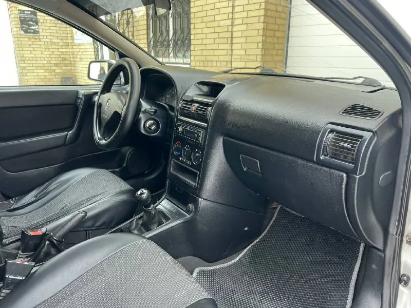 Продаю автомобиль opel astra g в превосходном состоянии! год выпуска 1999.он был привезён из германии 2017 году, и его родной пробег составляет 260 тысяч километров. птс оригинал, кузов не участвовал в дтп и полностью оцинкован. автомобиль полностью обслужен и не требует дополнительных вложений в ближайшее время. недавно было проведено полное техническое обслуживание с заменой грм, помпы, масла, фильтров и свечей. геометрия кузова идеальна, а система безопасности находится в полном порядке — такие автомобили можно встретить нечасто. двигатель объёмом 1,6 литра работает как часы — тихо и без расхода масла. механическая коробка передач переключается мягко и легко, а ходовая часть не издаёт никаких стуков, новая зимняя резина. в комплектацию входят кондиционер, который заправлен и исправно функционирует, электрические стеклоподъёмники, подогрев сидений, бортовой компьютер, гидроусилитель руля, подушки безопасности airbag, abs, и заводская сигнализация. к 📲 tg: @svidchenko555 📞 звоните: +7(949)4355183 - фотография - 5