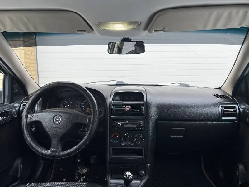 Продаю автомобиль opel astra g в превосходном состоянии! год выпуска 1999.он был привезён из германии 2017 году, и его родной пробег составляет 260 тысяч километров. птс оригинал, кузов не участвовал в дтп и полностью оцинкован. автомобиль полностью обслужен и не требует дополнительных вложений в ближайшее время. недавно было проведено полное техническое обслуживание с заменой грм, помпы, масла, фильтров и свечей. геометрия кузова идеальна, а система безопасности находится в полном порядке — такие автомобили можно встретить нечасто. двигатель объёмом 1,6 литра работает как часы — тихо и без расхода масла. механическая коробка передач переключается мягко и легко, а ходовая часть не издаёт никаких стуков, новая зимняя резина. в комплектацию входят кондиционер, который заправлен и исправно функционирует, электрические стеклоподъёмники, подогрев сидений, бортовой компьютер, гидроусилитель руля, подушки безопасности airbag, abs, и заводская сигнализация. к 📲 tg: @svidchenko555 📞 звоните: +7(949)4355183 - фотография - 6