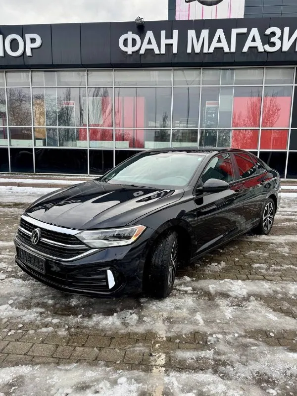 Продам volkswagen jetta sport 2022 2022 год / 05 месяц выпуска : 1.5т, (aisin) пробег: 16.500 km sport пакет. рестайлинг. тёмный потолок, сидения с поддержкой. led приборка, камера заднего вида. адаптивный круиз-контроль, датчики света и дождя. led оптика спереди и сзади, carplay. диски r17, ещё на новой заводской резине kumho. кузов автомобиля покрыт дорогой керамикой. состояние нового автомобиля. недавно привезен из штатов, полностью растаможен, учёт рф. безопасность целая, все стекла родные, пробег оригинал. готов к любым проверкам. автомобиль без вложений. возможен обмен, а также продажа в кредит. 💸 2.450.000 ₽ + 79495051515 (+telegram). 📞 звоните: +7(949)5051515 - фотография - 3