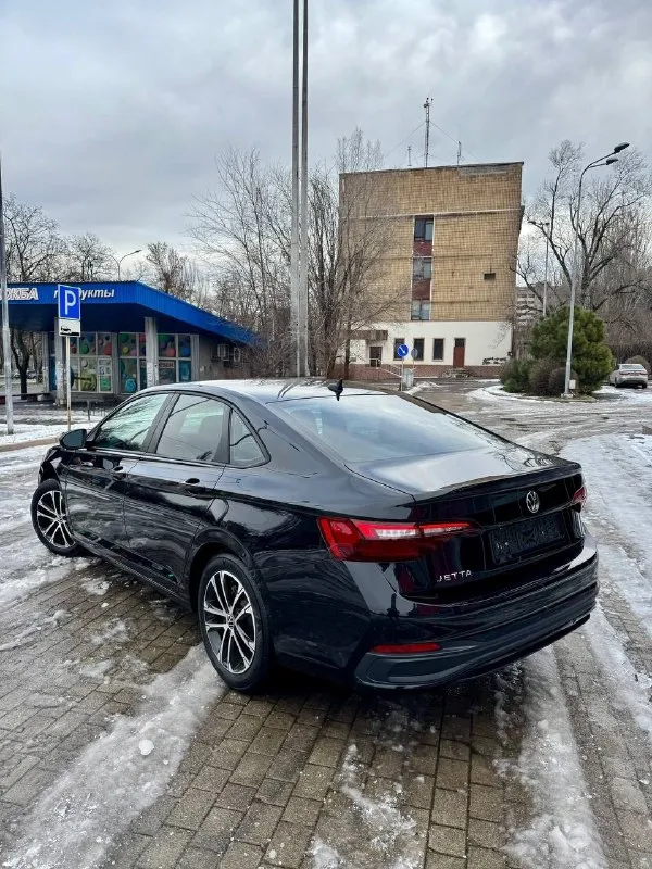 Продам volkswagen jetta sport 2022 2022 год / 05 месяц выпуска : 1.5т, (aisin) пробег: 16.500 km sport пакет. рестайлинг. тёмный потолок, сидения с поддержкой. led приборка, камера заднего вида. адаптивный круиз-контроль, датчики света и дождя. led оптика спереди и сзади, carplay. диски r17, ещё на новой заводской резине kumho. кузов автомобиля покрыт дорогой керамикой. состояние нового автомобиля. недавно привезен из штатов, полностью растаможен, учёт рф. безопасность целая, все стекла родные, пробег оригинал. готов к любым проверкам. автомобиль без вложений. возможен обмен, а также продажа в кредит. 💸 2.450.000 ₽ + 79495051515 (+telegram). 📞 звоните: +7(949)5051515 - фотография - 4