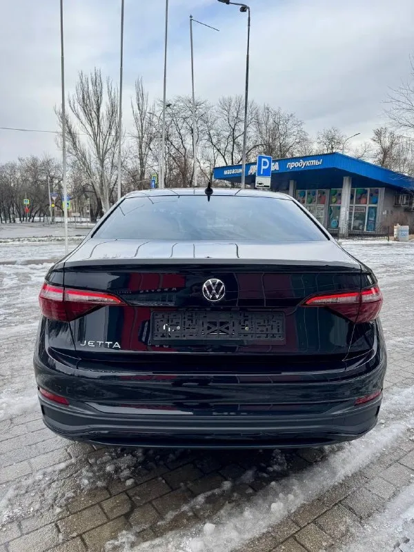 Продам volkswagen jetta sport 2022 2022 год / 05 месяц выпуска : 1.5т, (aisin) пробег: 16.500 km sport пакет. рестайлинг. тёмный потолок, сидения с поддержкой. led приборка, камера заднего вида. адаптивный круиз-контроль, датчики света и дождя. led оптика спереди и сзади, carplay. диски r17, ещё на новой заводской резине kumho. кузов автомобиля покрыт дорогой керамикой. состояние нового автомобиля. недавно привезен из штатов, полностью растаможен, учёт рф. безопасность целая, все стекла родные, пробег оригинал. готов к любым проверкам. автомобиль без вложений. возможен обмен, а также продажа в кредит. 💸 2.450.000 ₽ + 79495051515 (+telegram). 📞 звоните: +7(949)5051515 - фотография - 5