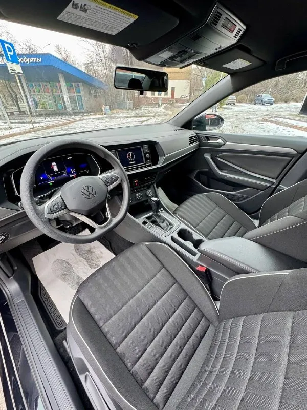 Продам volkswagen jetta sport 2022 2022 год / 05 месяц выпуска : 1.5т, (aisin) пробег: 16.500 km sport пакет. рестайлинг. тёмный потолок, сидения с поддержкой. led приборка, камера заднего вида. адаптивный круиз-контроль, датчики света и дождя. led оптика спереди и сзади, carplay. диски r17, ещё на новой заводской резине kumho. кузов автомобиля покрыт дорогой керамикой. состояние нового автомобиля. недавно привезен из штатов, полностью растаможен, учёт рф. безопасность целая, все стекла родные, пробег оригинал. готов к любым проверкам. автомобиль без вложений. возможен обмен, а также продажа в кредит. 💸 2.450.000 ₽ + 79495051515 (+telegram). 📞 звоните: +7(949)5051515 - фотография - 7