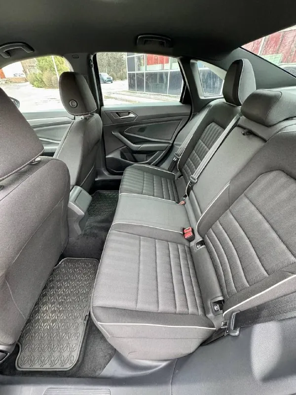 Продам volkswagen jetta sport 2022 2022 год / 05 месяц выпуска : 1.5т, (aisin) пробег: 16.500 km sport пакет. рестайлинг. тёмный потолок, сидения с поддержкой. led приборка, камера заднего вида. адаптивный круиз-контроль, датчики света и дождя. led оптика спереди и сзади, carplay. диски r17, ещё на новой заводской резине kumho. кузов автомобиля покрыт дорогой керамикой. состояние нового автомобиля. недавно привезен из штатов, полностью растаможен, учёт рф. безопасность целая, все стекла родные, пробег оригинал. готов к любым проверкам. автомобиль без вложений. возможен обмен, а также продажа в кредит. 💸 2.450.000 ₽ + 79495051515 (+telegram). 📞 звоните: +7(949)5051515 - фотография - 8