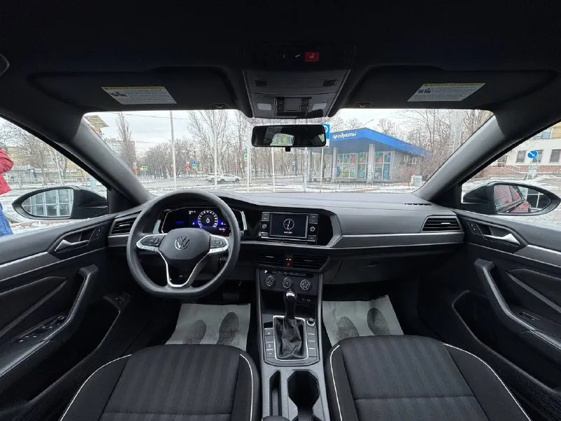 Продам volkswagen jetta sport 2022 2022 год / 05 месяц выпуска : 1.5т, (aisin) пробег: 16.500 km sport пакет. рестайлинг. тёмный потолок, сидения с поддержкой. led приборка, камера заднего вида. адаптивный круиз-контроль, датчики света и дождя. led оптика спереди и сзади, carplay. диски r17, ещё на новой заводской резине kumho. кузов автомобиля покрыт дорогой керамикой. состояние нового автомобиля. недавно привезен из штатов, полностью растаможен, учёт рф. безопасность целая, все стекла родные, пробег оригинал. готов к любым проверкам. автомобиль без вложений. возможен обмен, а также продажа в кредит. 💸 2.450.000 ₽ + 79495051515 (+telegram). 📞 звоните: +7(949)5051515 - фотография - 9