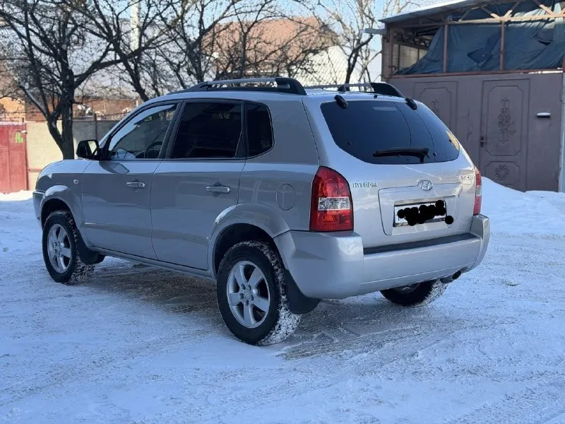 Продам: hyundai tucson корейской сборки! в идеальном состоянии! 2007 года выпуска! 228.000т. родного пробега любые проверки. пробег подтверждается! двигатель 2.0 литра бензин. коробка:механика, передний привод! все стекла родные! автомобиль полностью обслужен, вложений не требует!двигатель, коробка, ходовая идеал!комплектация: кондиционер, подогрев переднего- заднего стекла! подогрев зеркал, эл. зеркала, подогрев передних сидений, 4 электростеклоподъемника, tcs, abs, esp, противотуманные фары, центральный замок. два ключа, юридически чистый!г. шахтерск цена:890.000р +7 (949) 314 90 54 📞 звоните: +7(949)3149054 - фотография - 3