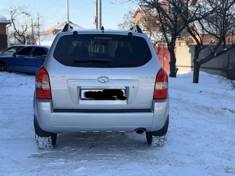 Продам: hyundai tucson корейской сборки! в идеальном состоянии! 2007 года выпуска! 228.000т. родного пробега любые проверки. пробег подтверждается! двигатель 2.0 литра бензин. коробка:механика, передний привод! все стекла родные! автомобиль полностью обслужен, вложений не требует!двигатель, коробка, ходовая идеал!комплектация: кондиционер, подогрев переднего- заднего стекла! подогрев зеркал, эл. зеркала, подогрев передних сидений, 4 электростеклоподъемника, tcs, abs, esp, противотуманные фары, центральный замок. два ключа, юридически чистый!г. шахтерск цена:890.000р +7 (949) 314 90 54 📞 звоните: +7(949)3149054 - фотография - 5