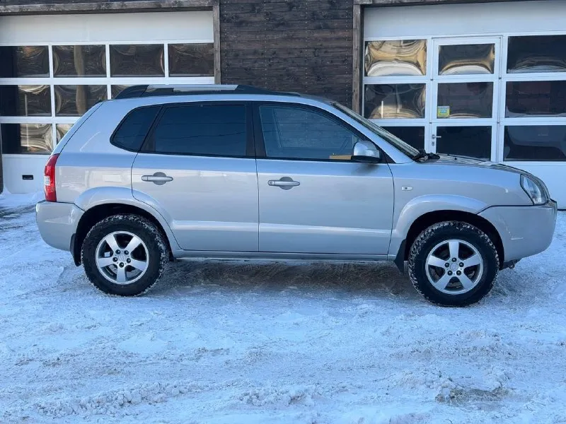Продам: hyundai tucson корейской сборки! в идеальном состоянии! 2007 года выпуска! 228.000т. родного пробега любые проверки. пробег подтверждается! двигатель 2.0 литра бензин. коробка:механика, передний привод! все стекла родные! автомобиль полностью обслужен, вложений не требует!двигатель, коробка, ходовая идеал!комплектация: кондиционер, подогрев переднего- заднего стекла! подогрев зеркал, эл. зеркала, подогрев передних сидений, 4 электростеклоподъемника, tcs, abs, esp, противотуманные фары, центральный замок. два ключа, юридически чистый!г. шахтерск цена:890.000р +7 (949) 314 90 54 📞 звоните: +7(949)3149054 - фотография - 8