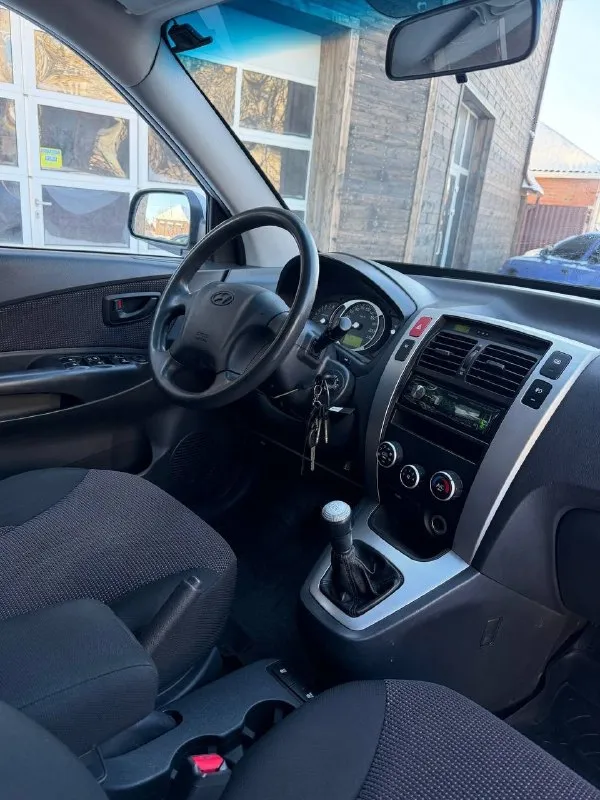 Продам: hyundai tucson корейской сборки! в идеальном состоянии! 2007 года выпуска! 228.000т. родного пробега любые проверки. пробег подтверждается! двигатель 2.0 литра бензин. коробка:механика, передний привод! все стекла родные! автомобиль полностью обслужен, вложений не требует!двигатель, коробка, ходовая идеал!комплектация: кондиционер, подогрев переднего- заднего стекла! подогрев зеркал, эл. зеркала, подогрев передних сидений, 4 электростеклоподъемника, tcs, abs, esp, противотуманные фары, центральный замок. два ключа, юридически чистый!г. шахтерск цена:890.000р +7 (949) 314 90 54 📞 звоните: +7(949)3149054 - фотография - 9