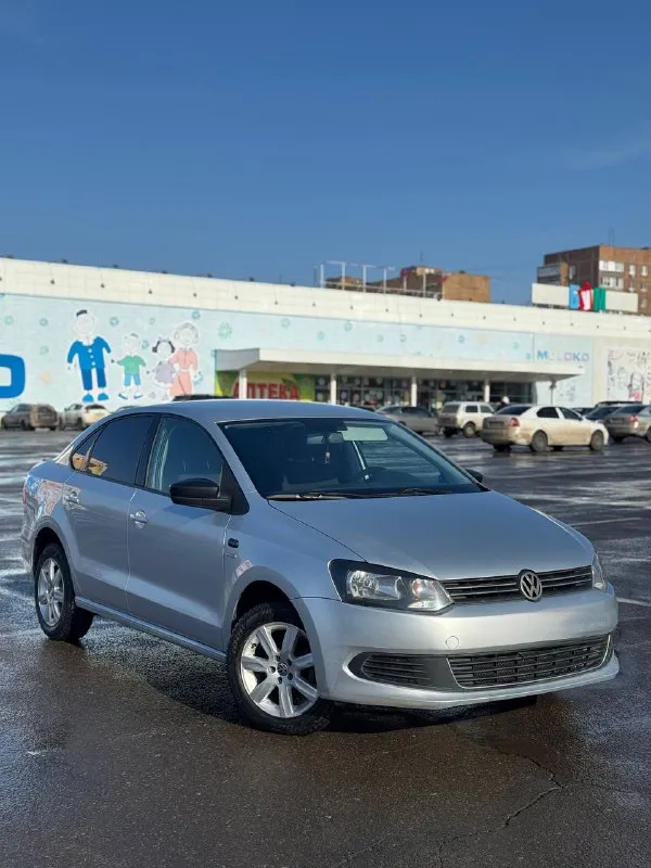 Продам volkswagen polo в комплектации sochi edition год выпуска-2013 объём двигателя-1.6( отличный, надежный мотор) коробка передач: 5-ти ступенчатая механика пробег 198.000 тыс км(оригинал) машина в достойном состоянии, за машиной следили ! оцинкованный кузов! комплектация : -полный обогрев лобового стекла ! -подогрев передний сидений -кондиционер -4 стеклоподъемника на пробеге 189.000 тыс км было большое то:❗️ -замена цепи( оригинал), замена помпы, замена сцепления, замена аккумулятора, замена передних сайлентблоков, замена подушек двигателя ❗️ на пробеге 197.300 поменял масла и фильтра ! поставил хорошое головное устройство rcd340(30 тыс)❗️и колонки (урал ак) сделана хорошая шумоизолиция всех дверей! птс оригинал ❗️ 2 ключа хорошая автотека не такси, не каршеринг переоформление без проблем, есть действующий техосмотр ❗️ могу поехать с вами в мрэо. цена -850.000 тыс руб(торг) дополнительные вопросы по телефону : +79495219479 - фотография - 2