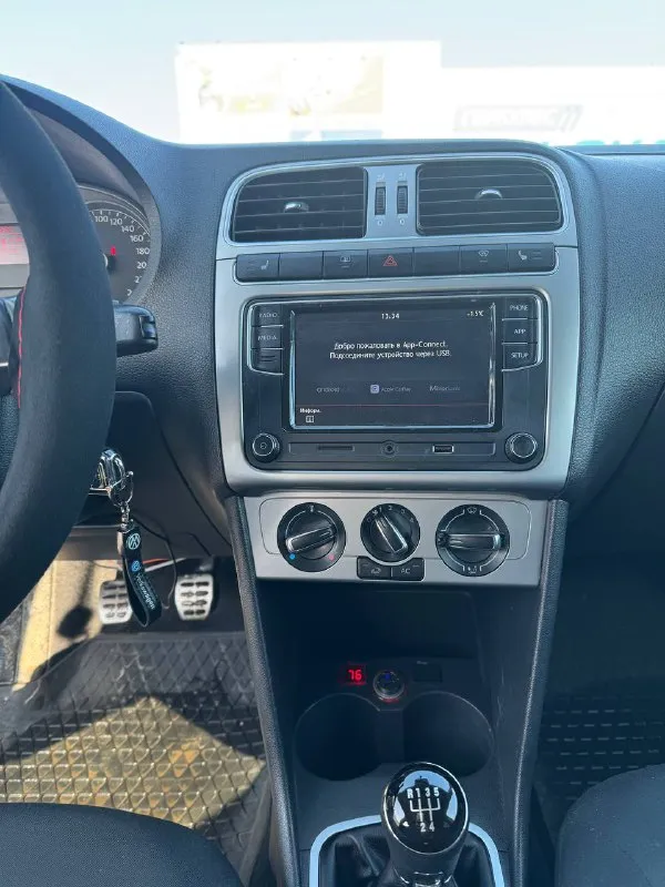 Продам volkswagen polo в комплектации sochi edition год выпуска-2013 объём двигателя-1.6( отличный, надежный мотор) коробка передач: 5-ти ступенчатая механика пробег 198.000 тыс км(оригинал) машина в достойном состоянии, за машиной следили ! оцинкованный кузов! комплектация : -полный обогрев лобового стекла ! -подогрев передний сидений -кондиционер -4 стеклоподъемника на пробеге 189.000 тыс км было большое то:❗️ -замена цепи( оригинал), замена помпы, замена сцепления, замена аккумулятора, замена передних сайлентблоков, замена подушек двигателя ❗️ на пробеге 197.300 поменял масла и фильтра ! поставил хорошое головное устройство rcd340(30 тыс)❗️и колонки (урал ак) сделана хорошая шумоизолиция всех дверей! птс оригинал ❗️ 2 ключа хорошая автотека не такси, не каршеринг переоформление без проблем, есть действующий техосмотр ❗️ могу поехать с вами в мрэо. цена -850.000 тыс руб(торг) дополнительные вопросы по телефону : +79495219479 - фотография - 7