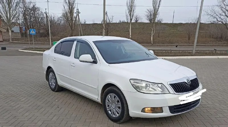 Skoda октавия а5 рестайлинг. 2012г. мех.1.6. пробег 223т. км. хорошее состояние. кап. ремонт двигателя. замена всех расходников. климат, мульти руль и прочее. вложений не требует. всё работает. два комплекта резины на дисках. цена 700 т. р.донецк. т. +79494140092 📞 звоните: +7(949)4140092 - фотография - 2