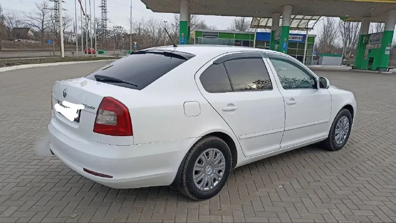 Skoda октавия а5 рестайлинг. 2012г. мех.1.6. пробег 223т. км. хорошее состояние. кап. ремонт двигателя. замена всех расходников. климат, мульти руль и прочее. вложений не требует. всё работает. два комплекта резины на дисках. цена 700 т. р.донецк. т. +79494140092 📞 звоните: +7(949)4140092 - фотография - 4