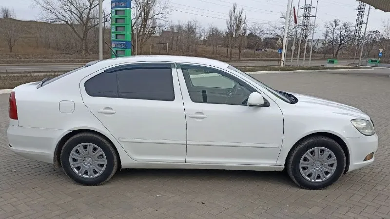 Skoda октавия а5 рестайлинг. 2012г. мех.1.6. пробег 223т. км. хорошее состояние. кап. ремонт двигателя. замена всех расходников. климат, мульти руль и прочее. вложений не требует. всё работает. два комплекта резины на дисках. цена 700 т. р.донецк. т. +79494140092 📞 звоните: +7(949)4140092 - фотография - 5