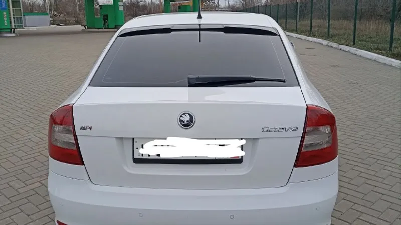Skoda октавия а5 рестайлинг. 2012г. мех.1.6. пробег 223т. км. хорошее состояние. кап. ремонт двигателя. замена всех расходников. климат, мульти руль и прочее. вложений не требует. всё работает. два комплекта резины на дисках. цена 700 т. р.донецк. т. +79494140092 📞 звоните: +7(949)4140092 - фотография - 6