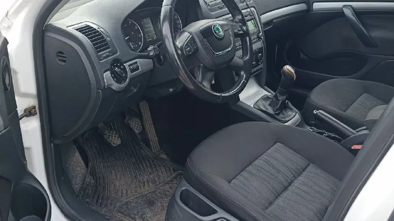 Skoda октавия а5 рестайлинг. 2012г. мех.1.6. пробег 223т. км. хорошее состояние. кап. ремонт двигателя. замена всех расходников. климат, мульти руль и прочее. вложений не требует. всё работает. два комплекта резины на дисках. цена 700 т. р.донецк. т. +79494140092 📞 звоните: +7(949)4140092 - фотография - 7