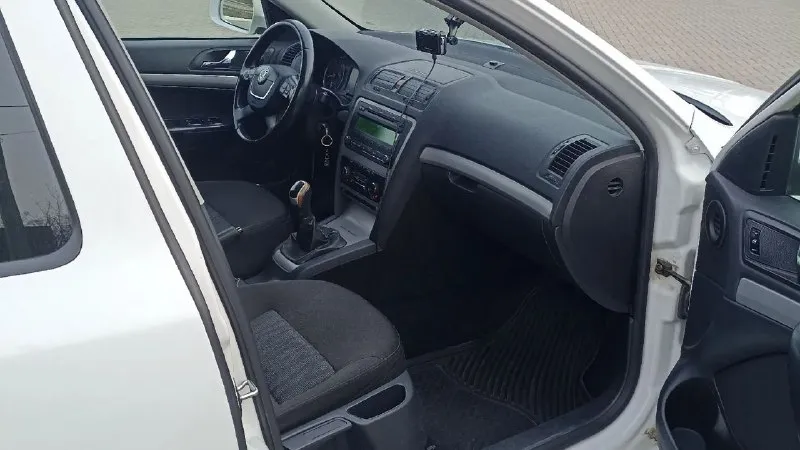 Skoda октавия а5 рестайлинг. 2012г. мех.1.6. пробег 223т. км. хорошее состояние. кап. ремонт двигателя. замена всех расходников. климат, мульти руль и прочее. вложений не требует. всё работает. два комплекта резины на дисках. цена 700 т. р.донецк. т. +79494140092 📞 звоните: +7(949)4140092 - фотография - 8