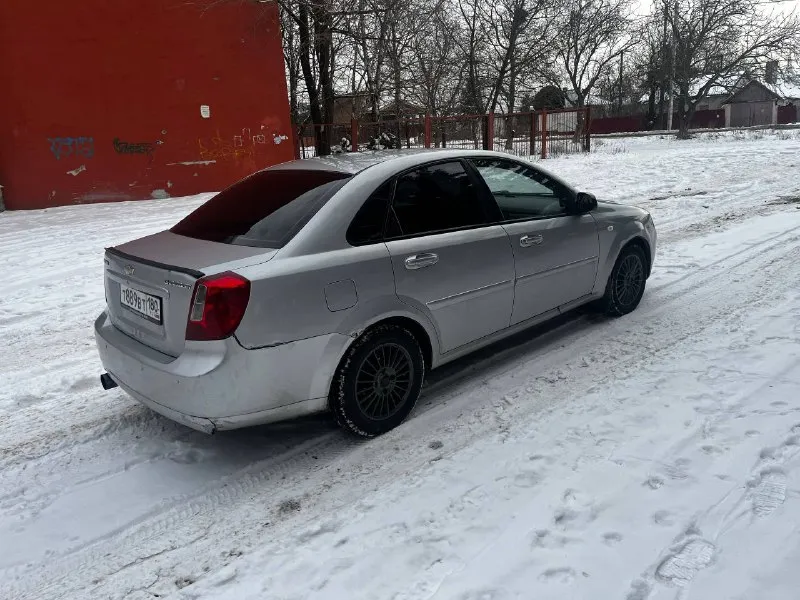 🚙марка: chevrolet lacetti ⚙️двигатель: 1.6 ⛽️вид топлива: бензин 📅год выпуска: 2008 💴цена:570.000 руб торг у заднего и переднего бампера 🗺️пробег:225.000 км 📦:кпп :механика автомобиль в хорошем состоянии, едет бодрее чем стоковый 1.6, салон не протёртый не прокуренный техническая часть на отлично недавно прошел полная то, замена форсунок, свечей, поменян полный комплект сцепления, заменен ближний свет на галогенный, так же стоит выхлопная прямоток. по комплектации: гур, полностью в шумоизоляции, четыре стеклоподъемника, электро зеркала, датчик света, климат контроль, кондиционер, подогрев сидений имеются задние парктроники, стоит android планшет, мощный сабвуфер, 4 динамика. зимняя резина + летняя новая в комплекте все остальные доп вопросы по телефону +79497114808 📍•город мариуполь @yaroslav_ipf 📞 звоните: +7(949)7114808 - фотография - 3