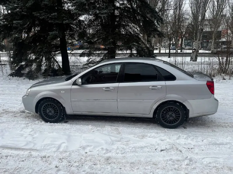 🚙марка: chevrolet lacetti ⚙️двигатель: 1.6 ⛽️вид топлива: бензин 📅год выпуска: 2008 💴цена:570.000 руб торг у заднего и переднего бампера 🗺️пробег:225.000 км 📦:кпп :механика автомобиль в хорошем состоянии, едет бодрее чем стоковый 1.6, салон не протёртый не прокуренный техническая часть на отлично недавно прошел полная то, замена форсунок, свечей, поменян полный комплект сцепления, заменен ближний свет на галогенный, так же стоит выхлопная прямоток. по комплектации: гур, полностью в шумоизоляции, четыре стеклоподъемника, электро зеркала, датчик света, климат контроль, кондиционер, подогрев сидений имеются задние парктроники, стоит android планшет, мощный сабвуфер, 4 динамика. зимняя резина + летняя новая в комплекте все остальные доп вопросы по телефону +79497114808 📍•город мариуполь @yaroslav_ipf 📞 звоните: +7(949)7114808 - фотография - 4