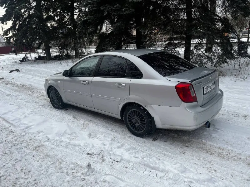 🚙марка: chevrolet lacetti ⚙️двигатель: 1.6 ⛽️вид топлива: бензин 📅год выпуска: 2008 💴цена:570.000 руб торг у заднего и переднего бампера 🗺️пробег:225.000 км 📦:кпп :механика автомобиль в хорошем состоянии, едет бодрее чем стоковый 1.6, салон не протёртый не прокуренный техническая часть на отлично недавно прошел полная то, замена форсунок, свечей, поменян полный комплект сцепления, заменен ближний свет на галогенный, так же стоит выхлопная прямоток. по комплектации: гур, полностью в шумоизоляции, четыре стеклоподъемника, электро зеркала, датчик света, климат контроль, кондиционер, подогрев сидений имеются задние парктроники, стоит android планшет, мощный сабвуфер, 4 динамика. зимняя резина + летняя новая в комплекте все остальные доп вопросы по телефону +79497114808 📍•город мариуполь @yaroslav_ipf 📞 звоните: +7(949)7114808 - фотография - 5
