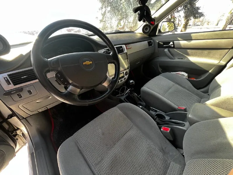 🚙марка: chevrolet lacetti ⚙️двигатель: 1.6 ⛽️вид топлива: бензин 📅год выпуска: 2008 💴цена:570.000 руб торг у заднего и переднего бампера 🗺️пробег:225.000 км 📦:кпп :механика автомобиль в хорошем состоянии, едет бодрее чем стоковый 1.6, салон не протёртый не прокуренный техническая часть на отлично недавно прошел полная то, замена форсунок, свечей, поменян полный комплект сцепления, заменен ближний свет на галогенный, так же стоит выхлопная прямоток. по комплектации: гур, полностью в шумоизоляции, четыре стеклоподъемника, электро зеркала, датчик света, климат контроль, кондиционер, подогрев сидений имеются задние парктроники, стоит android планшет, мощный сабвуфер, 4 динамика. зимняя резина + летняя новая в комплекте все остальные доп вопросы по телефону +79497114808 📍•город мариуполь @yaroslav_ipf 📞 звоните: +7(949)7114808 - фотография - 7