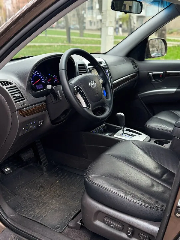 Тел. +7 продам hyundai santa fe 2011г. в идеальном состоянии! по автомобилю делать ничего не надо!! готов ехать на любые проверки за ваш счёт! авто без дтп! автомобиль весь в родном окрасе!! можете приехать с толщиномером проверить! стёкла все заводские включая лобовое! птс оригинал два владельца по птс переоформление в мрэо комплектация двигатель 2.4 бензин пробег 220т родной! abs esp airbag без ключевой доступ запуск start stop круиз контроль бортовой компьютер камера заднего вида кожаный салон электропривод сидения помощь при спуске подогрев сидений подогрев зеркал parktronic датчик света датчик дождя электро слаживания зеркал двухзонный климат контроль 4 стеклоподъемника полный привод хорошая резина два ключа цена 1.330.000т. р очень срочно торг возможно продажа в кредит 📞 звоните: +7(949)6447941 - фотография - 7