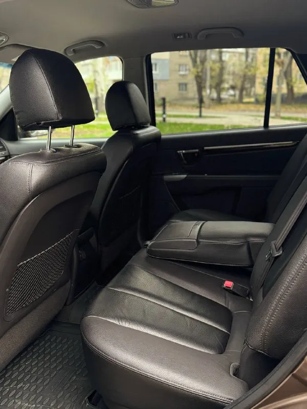 Тел. +7 продам hyundai santa fe 2011г. в идеальном состоянии! по автомобилю делать ничего не надо!! готов ехать на любые проверки за ваш счёт! авто без дтп! автомобиль весь в родном окрасе!! можете приехать с толщиномером проверить! стёкла все заводские включая лобовое! птс оригинал два владельца по птс переоформление в мрэо комплектация двигатель 2.4 бензин пробег 220т родной! abs esp airbag без ключевой доступ запуск start stop круиз контроль бортовой компьютер камера заднего вида кожаный салон электропривод сидения помощь при спуске подогрев сидений подогрев зеркал parktronic датчик света датчик дождя электро слаживания зеркал двухзонный климат контроль 4 стеклоподъемника полный привод хорошая резина два ключа цена 1.330.000т. р очень срочно торг возможно продажа в кредит 📞 звоните: +7(949)6447941 - фотография - 8