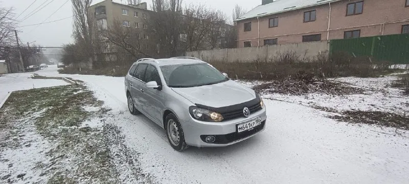 Продам фольксваген гольф 2011г коробка механика, мотор 1.2 турбо 105л. с., один владелец, пробег 180т. км, машина в отличном техническом состоянии, комплект 17 дисков с летней резиной в подарок, цена 1050🍋торг при осмотре авто. тел. +7949 322 30 50 - фотография - 2