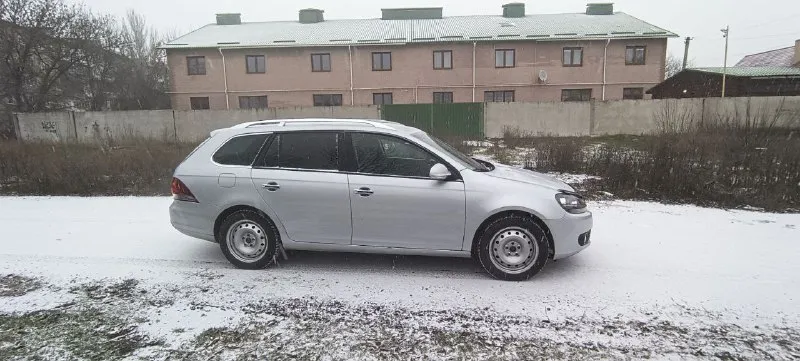 Продам фольксваген гольф 2011г коробка механика, мотор 1.2 турбо 105л. с., один владелец, пробег 180т. км, машина в отличном техническом состоянии, комплект 17 дисков с летней резиной в подарок, цена 1050🍋торг при осмотре авто. тел. +7949 322 30 50 - фотография - 3