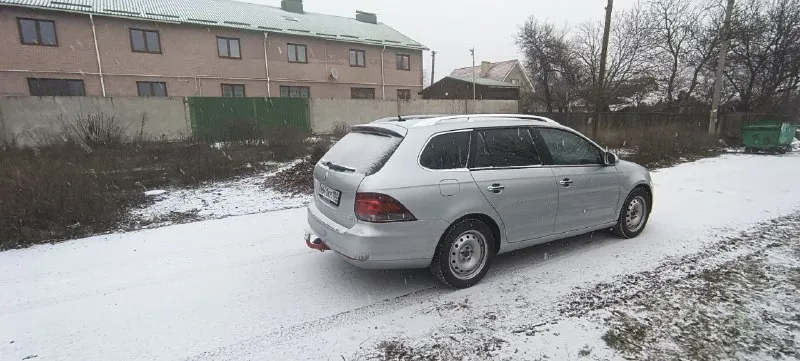 Продам фольксваген гольф 2011г коробка механика, мотор 1.2 турбо 105л. с., один владелец, пробег 180т. км, машина в отличном техническом состоянии, комплект 17 дисков с летней резиной в подарок, цена 1050🍋торг при осмотре авто. тел. +7949 322 30 50 - фотография - 4