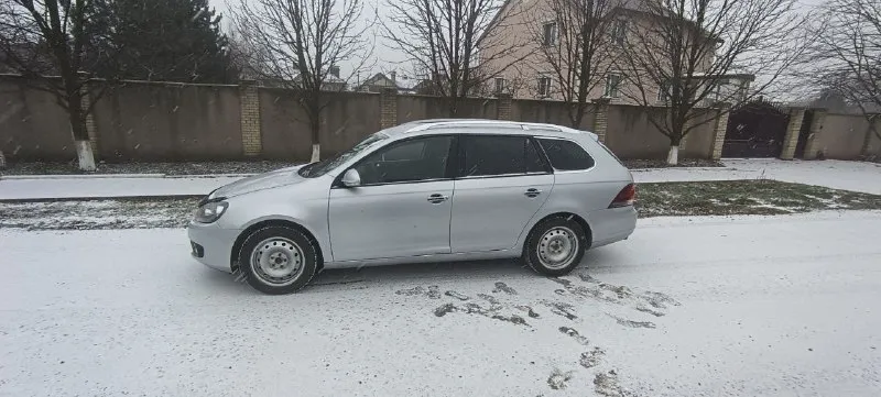 Продам фольксваген гольф 2011г коробка механика, мотор 1.2 турбо 105л. с., один владелец, пробег 180т. км, машина в отличном техническом состоянии, комплект 17 дисков с летней резиной в подарок, цена 1050🍋торг при осмотре авто. тел. +7949 322 30 50 - фотография - 9