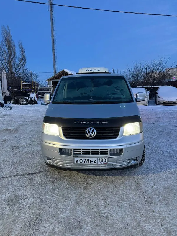 Продам volkswagen т5 2006 длинная база мотор 1.9 тди на полном боевом ходу, по кузову есть пару рыжиков дно в идеале, по всем остальным вопросам звоните все расскажу +79497100694 цена 1,2 торг у капота 📲 tg: евгений шпаренко 📞 звоните: +7(949)7100694 - фотография - 2