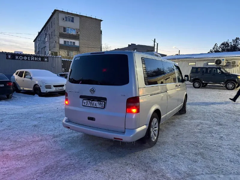 Продам volkswagen т5 2006 длинная база мотор 1.9 тди на полном боевом ходу, по кузову есть пару рыжиков дно в идеале, по всем остальным вопросам звоните все расскажу +79497100694 цена 1,2 торг у капота 📲 tg: евгений шпаренко 📞 звоните: +7(949)7100694 - фотография - 4