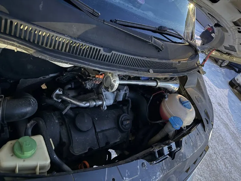 Продам volkswagen т5 2006 длинная база мотор 1.9 тди на полном боевом ходу, по кузову есть пару рыжиков дно в идеале, по всем остальным вопросам звоните все расскажу +79497100694 цена 1,2 торг у капота 📲 tg: евгений шпаренко 📞 звоните: +7(949)7100694 - фотография - 7