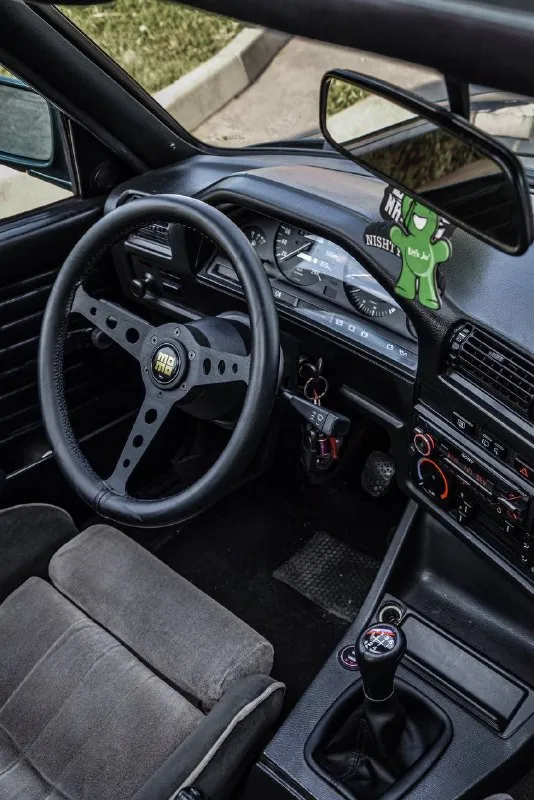 Продаю очень редкую bmw е30 универсал 1992 года. двигатель м50б20 коробка механика двигатель обслужен. установлен радиатор ajs. с охлаждением проблем нет. механический люк и стеклоподъемники в отличном состоянии, вложений по технике не требует. есть нюансы по задней арке. установлена хорошая музыка с сабвуфером связь с хозяином есть. все документы для переоформления на руках. без штрафов и запретов. автомобиль на учете. цена 450 000₽, торг у капота донецк +79493943420 📞 звоните: +7(949)3943420 - фотография - 2