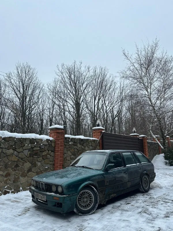 Продаю очень редкую bmw е30 универсал 1992 года. двигатель м50б20 коробка механика двигатель обслужен. установлен радиатор ajs. с охлаждением проблем нет. механический люк и стеклоподъемники в отличном состоянии, вложений по технике не требует. есть нюансы по задней арке. установлена хорошая музыка с сабвуфером связь с хозяином есть. все документы для переоформления на руках. без штрафов и запретов. автомобиль на учете. цена 450 000₽, торг у капота донецк +79493943420 📞 звоните: +7(949)3943420 - фотография - 4