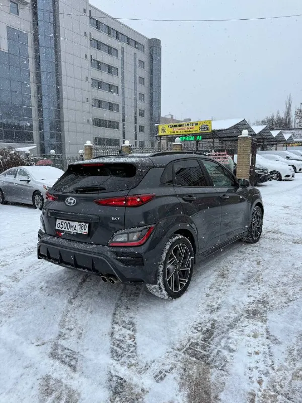 Hyundai kona n line год : 2022 месяц 11 двигатель : 1.6 турбо бензин⛽️ лошадиных сил: 195 🚀 привод : передний пробег : 62 тысячи километров коробка : автомат 🔥 диски : r 18 резина : два комплекта цвет : нардогрей комплектация: люк, подогревы сидений датчики слепых зон, без ключевой доступ, датчик давления в шинах, датчик дождя, датчик света, помощь при спускание с горы, жидкокристаллическая приборная понель, большая мульт медиа, штатная навигация 🗺️, климат контроль, круиз контроль, заводится с кнопки и пульта, различные режимы езды для двигателя и коробки, мульти руль, помощь в подруливание, система старт / стоп, электро регулировка сидений, линзовая оптика так как ( n line )это доп обвес черный потолок, черный пластик красная строчка по солону, другой руль и рукоятка кпп передний и задний бампер накладки на пороги и двери, диски в стиле - n line цена : 2.350 🍋 донецк +7 (949) 392-66-27 - фотография - 3