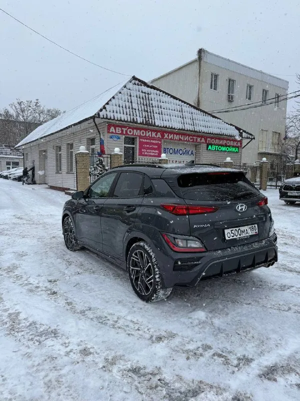 Hyundai kona n line год : 2022 месяц 11 двигатель : 1.6 турбо бензин⛽️ лошадиных сил: 195 🚀 привод : передний пробег : 62 тысячи километров коробка : автомат 🔥 диски : r 18 резина : два комплекта цвет : нардогрей комплектация: люк, подогревы сидений датчики слепых зон, без ключевой доступ, датчик давления в шинах, датчик дождя, датчик света, помощь при спускание с горы, жидкокристаллическая приборная понель, большая мульт медиа, штатная навигация 🗺️, климат контроль, круиз контроль, заводится с кнопки и пульта, различные режимы езды для двигателя и коробки, мульти руль, помощь в подруливание, система старт / стоп, электро регулировка сидений, линзовая оптика так как ( n line )это доп обвес черный потолок, черный пластик красная строчка по солону, другой руль и рукоятка кпп передний и задний бампер накладки на пороги и двери, диски в стиле - n line цена : 2.350 🍋 донецк +7 (949) 392-66-27 - фотография - 4