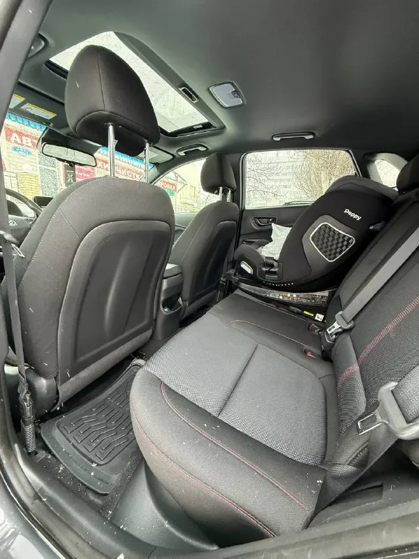 Hyundai kona n line год : 2022 месяц 11 двигатель : 1.6 турбо бензин⛽️ лошадиных сил: 195 🚀 привод : передний пробег : 62 тысячи километров коробка : автомат 🔥 диски : r 18 резина : два комплекта цвет : нардогрей комплектация: люк, подогревы сидений датчики слепых зон, без ключевой доступ, датчик давления в шинах, датчик дождя, датчик света, помощь при спускание с горы, жидкокристаллическая приборная понель, большая мульт медиа, штатная навигация 🗺️, климат контроль, круиз контроль, заводится с кнопки и пульта, различные режимы езды для двигателя и коробки, мульти руль, помощь в подруливание, система старт / стоп, электро регулировка сидений, линзовая оптика так как ( n line )это доп обвес черный потолок, черный пластик красная строчка по солону, другой руль и рукоятка кпп передний и задний бампер накладки на пороги и двери, диски в стиле - n line цена : 2.350 🍋 донецк +7 (949) 392-66-27 - фотография - 5