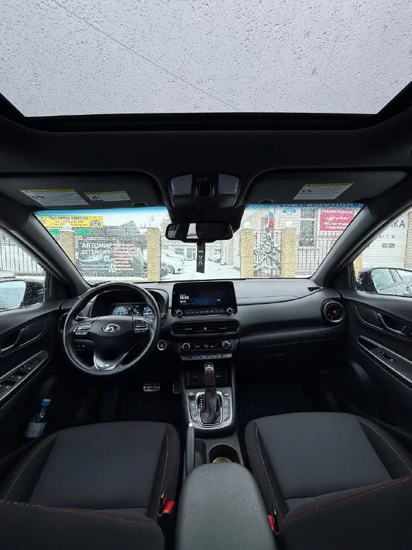 Hyundai kona n line год : 2022 месяц 11 двигатель : 1.6 турбо бензин⛽️ лошадиных сил: 195 🚀 привод : передний пробег : 62 тысячи километров коробка : автомат 🔥 диски : r 18 резина : два комплекта цвет : нардогрей комплектация: люк, подогревы сидений датчики слепых зон, без ключевой доступ, датчик давления в шинах, датчик дождя, датчик света, помощь при спускание с горы, жидкокристаллическая приборная понель, большая мульт медиа, штатная навигация 🗺️, климат контроль, круиз контроль, заводится с кнопки и пульта, различные режимы езды для двигателя и коробки, мульти руль, помощь в подруливание, система старт / стоп, электро регулировка сидений, линзовая оптика так как ( n line )это доп обвес черный потолок, черный пластик красная строчка по солону, другой руль и рукоятка кпп передний и задний бампер накладки на пороги и двери, диски в стиле - n line цена : 2.350 🍋 донецк +7 (949) 392-66-27 - фотография - 6