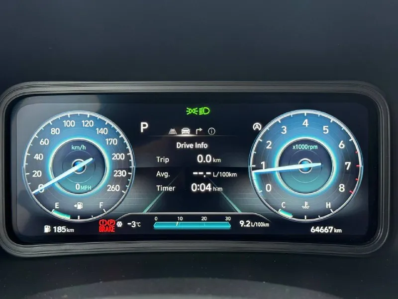 Hyundai kona n line год : 2022 месяц 11 двигатель : 1.6 турбо бензин⛽️ лошадиных сил: 195 🚀 привод : передний пробег : 62 тысячи километров коробка : автомат 🔥 диски : r 18 резина : два комплекта цвет : нардогрей комплектация: люк, подогревы сидений датчики слепых зон, без ключевой доступ, датчик давления в шинах, датчик дождя, датчик света, помощь при спускание с горы, жидкокристаллическая приборная понель, большая мульт медиа, штатная навигация 🗺️, климат контроль, круиз контроль, заводится с кнопки и пульта, различные режимы езды для двигателя и коробки, мульти руль, помощь в подруливание, система старт / стоп, электро регулировка сидений, линзовая оптика так как ( n line )это доп обвес черный потолок, черный пластик красная строчка по солону, другой руль и рукоятка кпп передний и задний бампер накладки на пороги и двери, диски в стиле - n line цена : 2.350 🍋 донецк +7 (949) 392-66-27 - фотография - 7