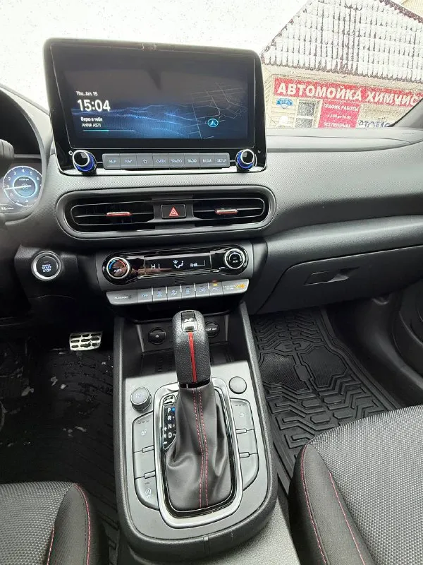 Hyundai kona n line год : 2022 месяц 11 двигатель : 1.6 турбо бензин⛽️ лошадиных сил: 195 🚀 привод : передний пробег : 62 тысячи километров коробка : автомат 🔥 диски : r 18 резина : два комплекта цвет : нардогрей комплектация: люк, подогревы сидений датчики слепых зон, без ключевой доступ, датчик давления в шинах, датчик дождя, датчик света, помощь при спускание с горы, жидкокристаллическая приборная понель, большая мульт медиа, штатная навигация 🗺️, климат контроль, круиз контроль, заводится с кнопки и пульта, различные режимы езды для двигателя и коробки, мульти руль, помощь в подруливание, система старт / стоп, электро регулировка сидений, линзовая оптика так как ( n line )это доп обвес черный потолок, черный пластик красная строчка по солону, другой руль и рукоятка кпп передний и задний бампер накладки на пороги и двери, диски в стиле - n line цена : 2.350 🍋 донецк +7 (949) 392-66-27 - фотография - 8