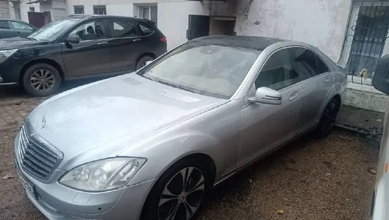 Добрый вечер! выставьте, пожалуйста! мерседес s 320 в отличном состоянии, полная комплектация, 2008 года. объем двигателя 3л, дизель, полный привод, акпп, пневмоподвеска, 2 комплекта шин, диски оригинал. 1.1 млн, торг. донецк. +79495275317 - фотография - 3