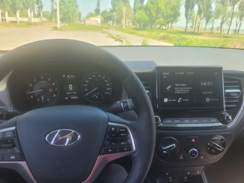 Всем доброго времени, продаю свой автомобиль hyundai solaris ii 2021г. в. рестайлинг пробег 103 т. км. 1.6 (123л. с.) бензин автомат 6-ст aisin цвет ultra black на жирной комплектации автомобиль в идеальном состоянии, в родном окрасе, без дтп, гаражное хранение, оформление без ограничений в мрэо. реальному покупателю, торг у капота цена 1 600 000 руб. тел. +79498470817 📞 звоните: +7(949)8470817 - фотография - 8