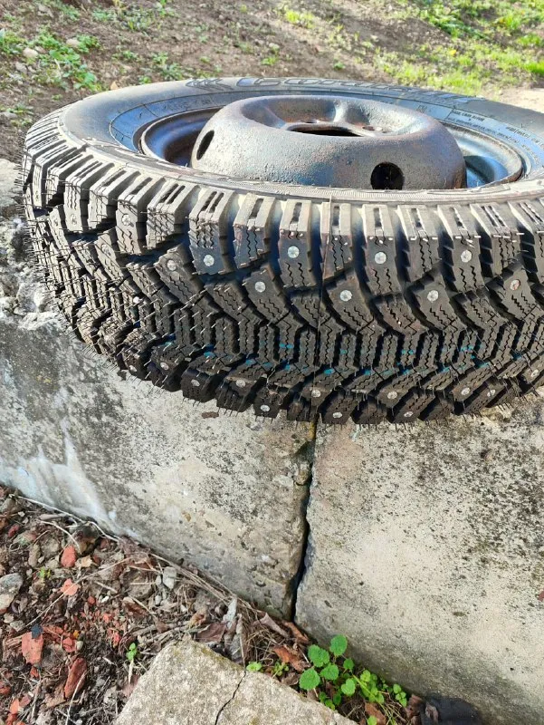 Продам 4 колеса в сборе 175/70/13, разболтовка 110, центральное посадочное 80. резина кордиант, все шипы на месте, проехала один раз вокруг дома. колеса с камерами, накачаны, отбалансированы, не спускают. без дефектов. подходят на москвич 412, иж, луаз. остались после продажи авто. цена 11т. р. колеса в мариуполе. +79497172123 📲 tg: 14030 мартинес 📞 звоните: +7(949)7172123 - фотография - 2