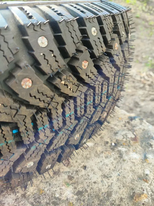 Продам 4 колеса в сборе 175/70/13, разболтовка 110, центральное посадочное 80. резина кордиант, все шипы на месте, проехала один раз вокруг дома. колеса с камерами, накачаны, отбалансированы, не спускают. без дефектов. подходят на москвич 412, иж, луаз. остались после продажи авто. цена 11т. р. колеса в мариуполе. +79497172123 📲 tg: 14030 мартинес 📞 звоните: +7(949)7172123 - фотография - 4