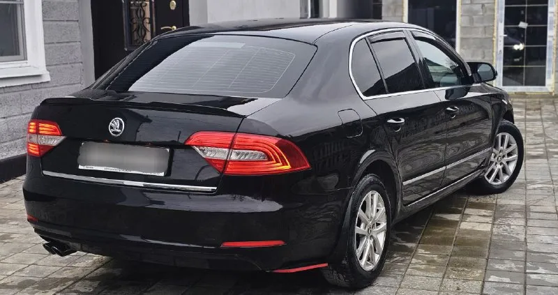 Skoda superb 2014 представляем вашему вниманию автомобиль, в котором гармонично сочетаются премиальный комфорт, продуманная эргономика и чешское качество сборки. количество владельцев: 2; пробег: 175 000 км. богатая комплектация. в наличии все необходимые опции для комфортной и безопасной езды надёжность и долговечность комфорт и удобство в каждой детали разумное соотношение цены и качества. без вложений сел и поехал 1250000 донецк 89495681038 📲 tg: @krasava113 📞 звоните: +7(949)5681038 - фотография - 3