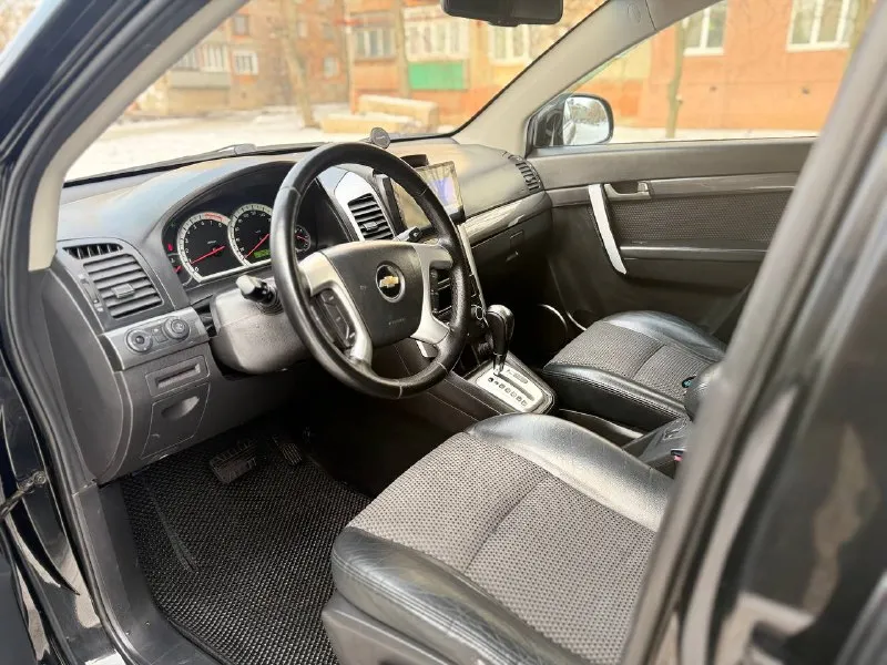 ✅🔥 chevrolet captiva🔥 ✅ цена - 880 тысяч рублей. возможен обмен ✅ обьем - 2.4 атмосферник ✅ коробка - автомат ✅ пробег - 240 тысяч ✅ год выпуска - 2008 ✅ привод - полный ✅ комплектация - максимальная, полноценный задний ряд, автомобиль 7-ми местный, климат контроль, автохолд, датчик света, датчик дождя, автоскладывание зеркал, подогревы сидений, абс, esp, помощь при спуске с горы, круиз контроль, электро стеклоподъемники, кожаный салон, мультируль, хорошая акустика на андроиде, камера заднего вида. ✅ состояние превосходное, вложений никаких от слова совсем, ходовая, привода, тормоза, полностью все новое обслужена от и до. по электрике никаких ошибок, коробка с мотором работают идеально без лишних звуков и пинков. документы кристально чистые, любой вид оформления. торг имеется реальным покупателям. ✅ контакты — +7(949) 315-53-78 феникс +7(993)448-20-03 телеграм, ватсап 📞 звоните: +7(949)3155378 - фотография - 7