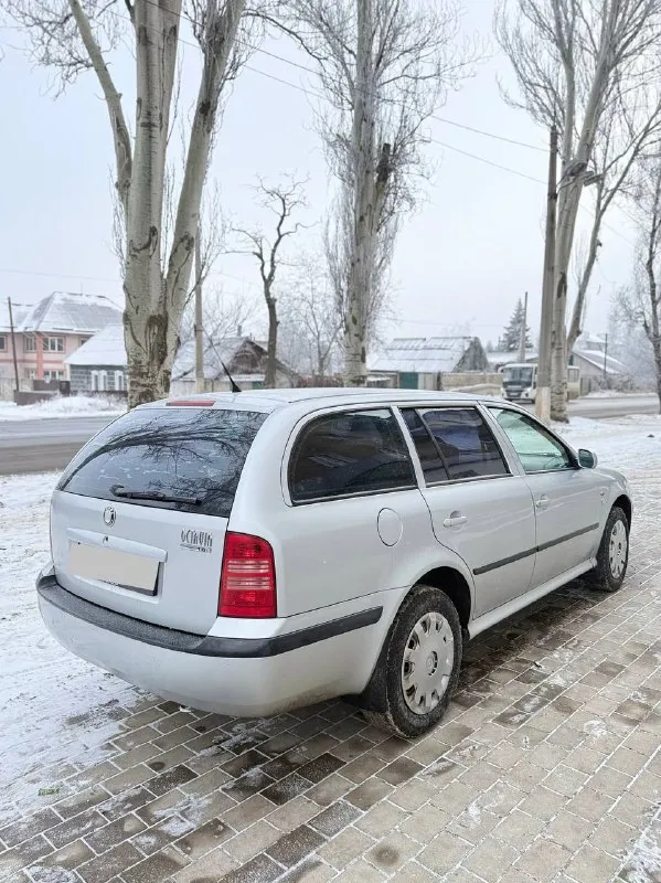 Продам skoda octavia tour двигатель: 1.6 mpi̇ коробка: механика. цена: ❗️❗️❗️499.000❗️❗️❗️ автомобиль в хорошем состоянии по кузову и по технической части. авто без дтп все стекла родные, лобовое менялось от сколов. днище и пороги абсолютно целые без дыр и тд. ходовая часть без посторонних звуков и без вложений. двигатель бодрый, не дымит не троит ремонтировалась гбц 5 тыс назад, блок как новый. масло не жрет не грамма, грм поменян 25 тыс назад. коробка механика 5-ти ступка, втыкается четко, кулиса не разбита, ничего не вылетает. сцепление менялось 20тыс. км назад (luk). стоит хорошая музыка, саб в багажнике, усилитель avatar, играет очень достойно. мафон pioneer bluetooth, aux, usb. частично зашумлена. в близжайшее время вложений не потребует. хорошая комплектация: кондиционер (обслужен по весне) усилитель руля (гур) по документам юридически чистая, на местном регионе. переоформление обязательно!!! цена: 💵499.000 💵 торг минимальный хорошим людям возле машины. ос 📞 звоните: +7(949)0943554 - фотография - 3